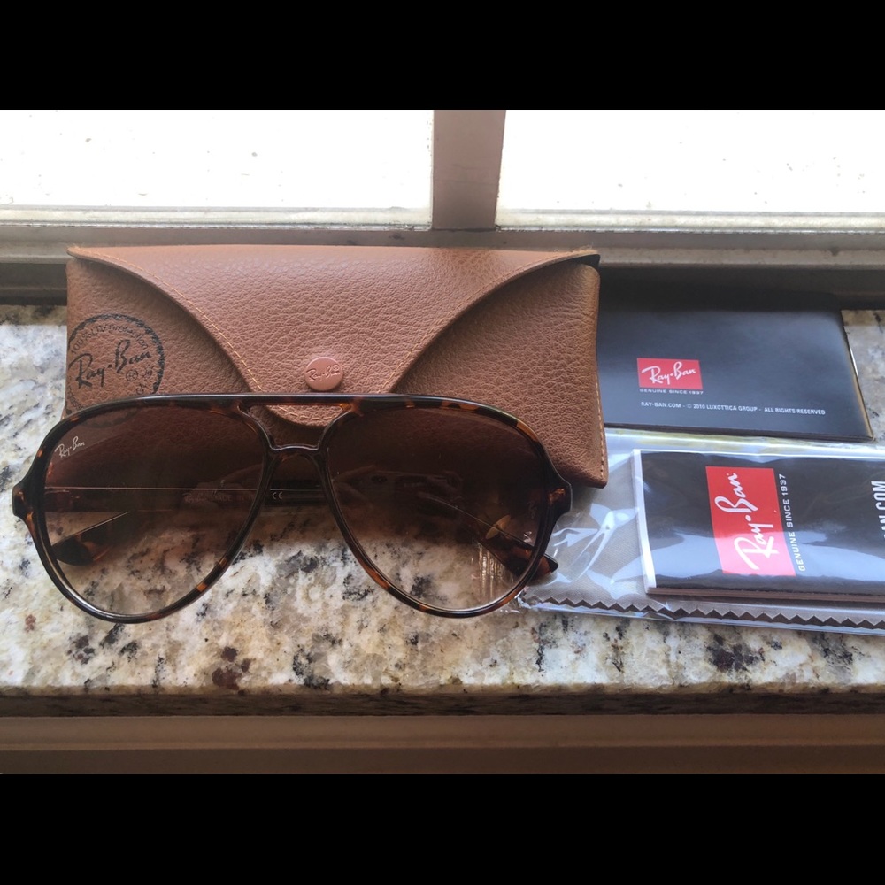 RAY BAN